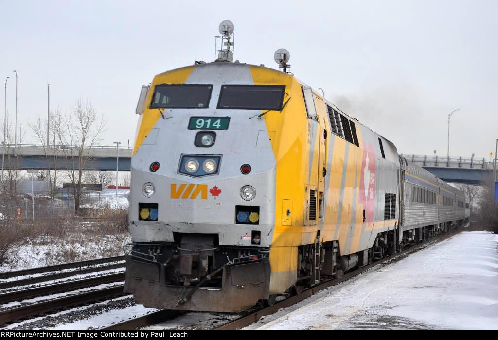 Westbound Corridor train comes into the station